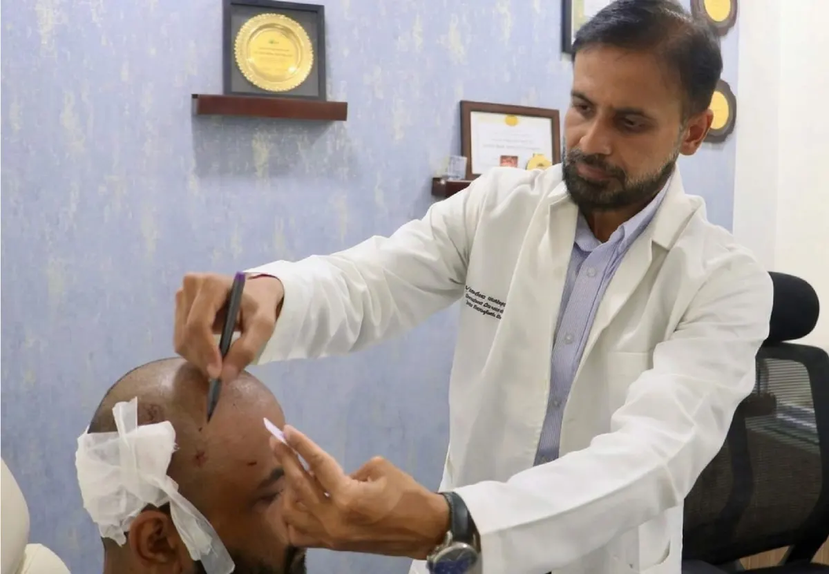 A scalp and hair density examination during a diagnostic consultation.